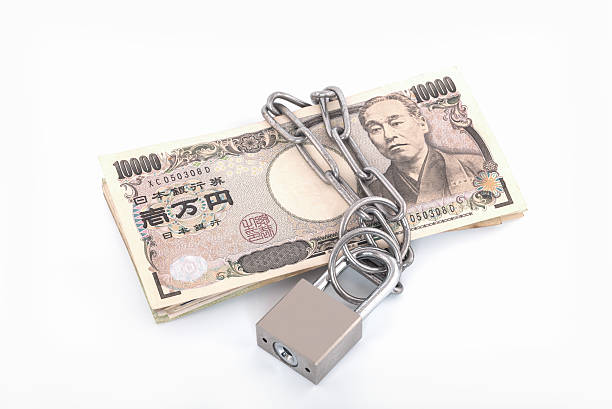 istock Yen bank notes with a lock and chain 603175046