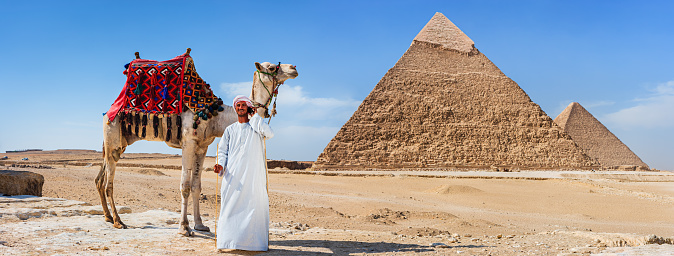 Bedouin on the phone, pyramids on the background, Giza, Egypt.http://bhphoto.pl/IS/egypt_380.jpg