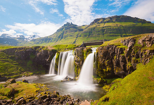 водопад киркюфеллсфосс в исландии - landscape iceland mountain green стоковые фото и изображения