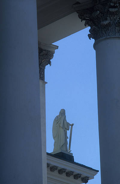 estátua luterana catedral de helsinque - helsinki lutheran cathedral - fotografias e filmes do acervo