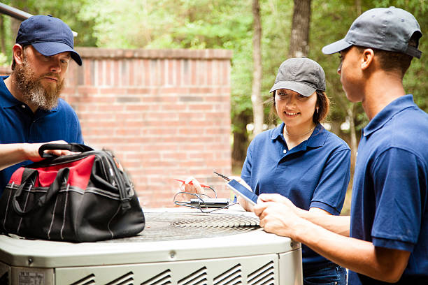 air conditioner repairmen arbeit zu hause ausgestattet. - women digital tablet outdoors smiling stock-fotos und bilder