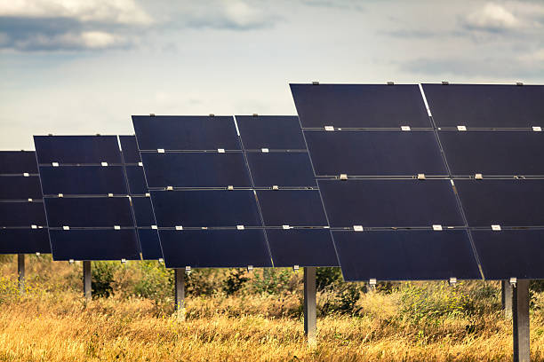 scala industriale fotovoltaico pannello solare gamma di bakersfield, california - tehachapi foto e immagini stock