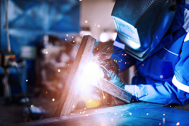 工場溶接棒の専門の溶接機 - manufacturing industry welding engineering ストックフォトと画像