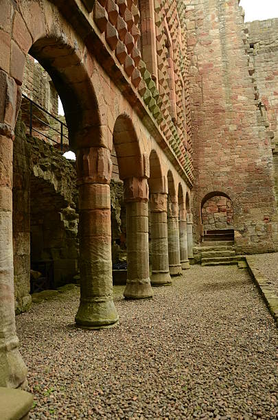 ファサードの下のアーチ - inside of indoors castle column ストックフォトと画像