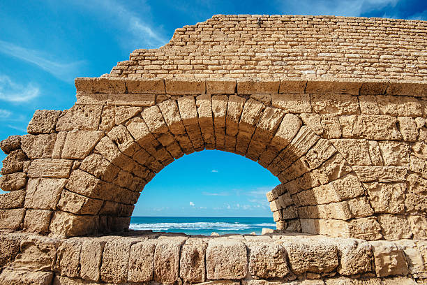 caesarea acueducto cerca de tel aviv y haifa en la costa - cherchell fotografías e imágenes de stock