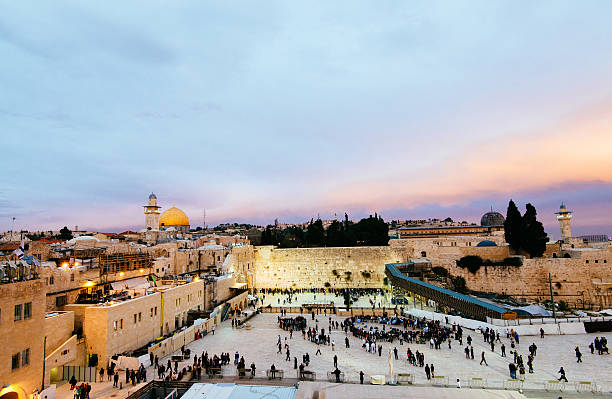 cúpula da rocha, o muro das lamentações jerusalém, israel - jerusalem dome jerusalem old city dome of the rock - fotografias e filmes do acervo