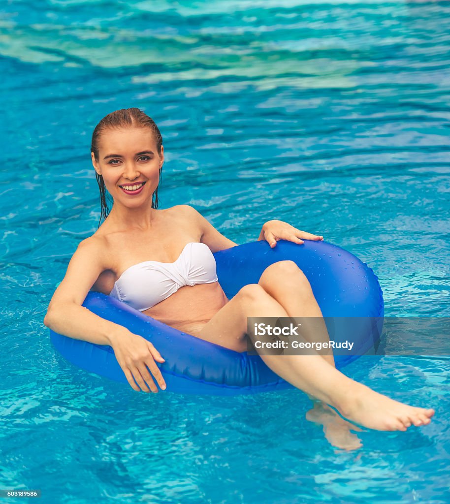 Cô Gái Quyến Rũ Ở Hồ Bơi Hình ảnh Sẵn có - Tải xuống Hình ảnh Ngay ...