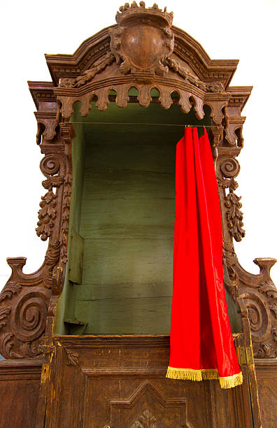 cabine de confissão de madeira vintage esculpida com cortina vermelha brilhante - confession booth curtain church nobody - fotografias e filmes do acervo