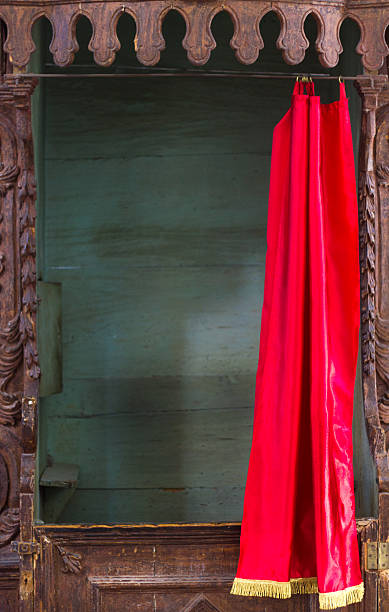 明るい赤いカーテンで彫刻されたヴィンテージ木製の告白ブース - confession booth ストックフォトと画像