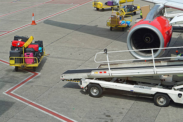 obsługa bagażu - luggage cart airport luggage cargo container zdjęcia i obrazy z banku zdjęć
