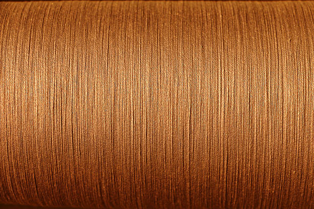filo di cotone arancione da macchina per tessitura, sfondo astratto - textile industry textile wool textile factory foto e immagini stock