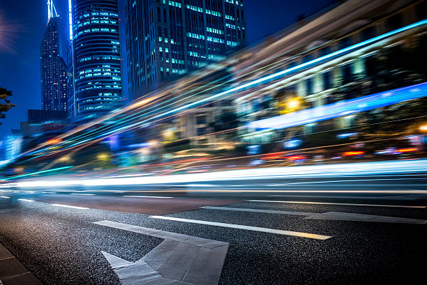 交通とトレイルライトと夜の街の景色。 - light trail shanghai city street city ストックフォトと画像