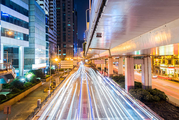交通とトレイルライトと夜の街の景色。 - light trail shanghai city street city ストックフォトと画像