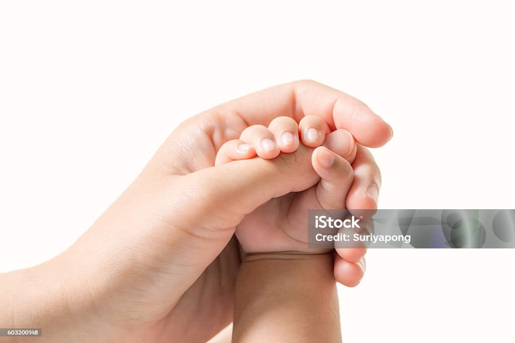 Main de bébé tenant le doigt maman sur fond isolé. (Focus sélectionné) - Photo de Bébé libre de droits