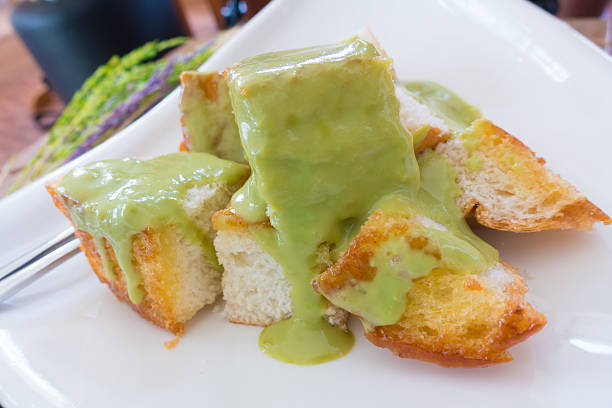 Toast baked with pandan and stevia sauces