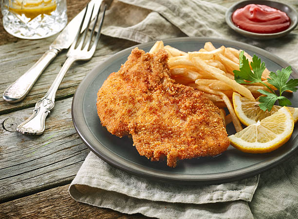 豚肉のシュニッツェルとフライドポテト - schnitzel cutlet food meal ストックフォトと画像