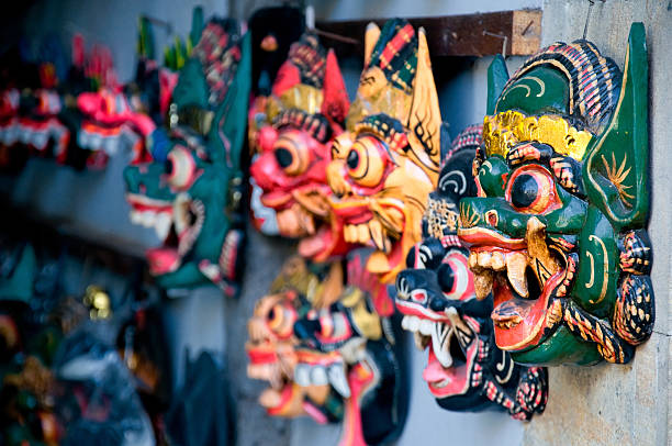 maski balijskie przed sklepem, bali, indonezja - bali balinese culture art carving zdjęcia i obrazy z banku zdjęć