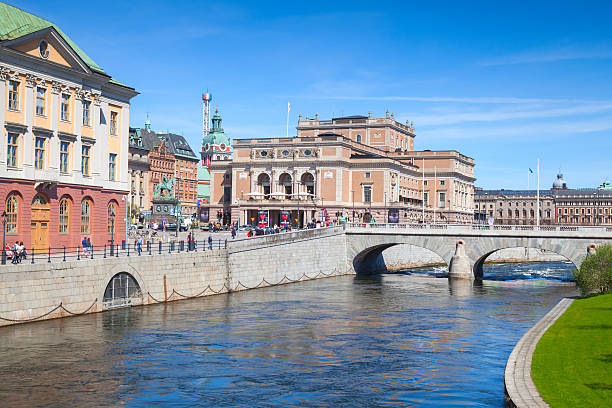 opera reale svedese e ponte di norrbro - norrbro foto e immagini stock