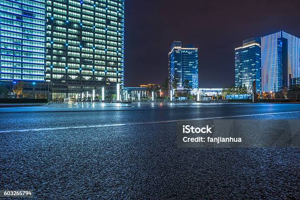 Carretera De Asfalto Vacía Con Paisaje Urbano Y Horizonte De Shanghai Foto de stock y más banco de imágenes de Noche