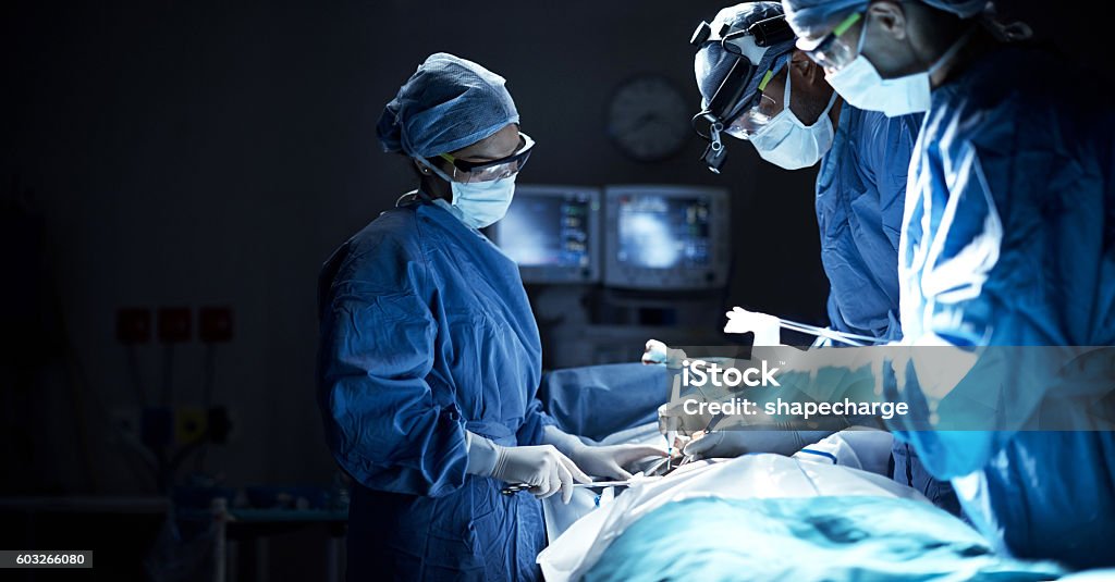 Это команда преданных своему делу хирургов - Стоковые фото Операция роялти-фри