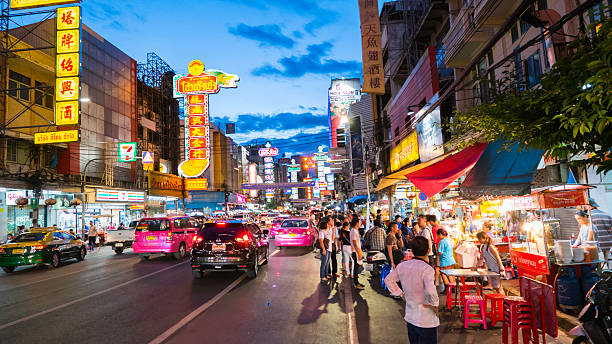 mercado noturno para chef cozinhando em chinatown (yaowarat) road. - urban scene business travel travel asia - fotografias e filmes do acervo