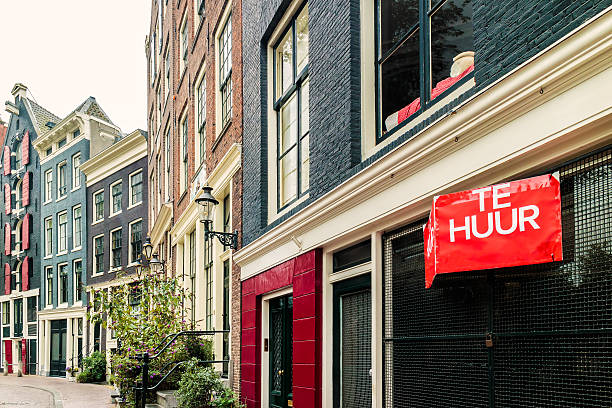 cartello olandese in affitto su una casa sul canale - casa in affitto foto e immagini stock