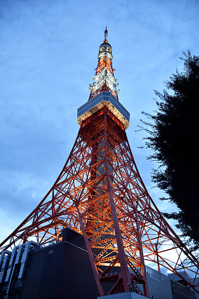 tokyo tower al crepuscolo - deck surveillance contemplation tokyo prefecture foto e immagini stock