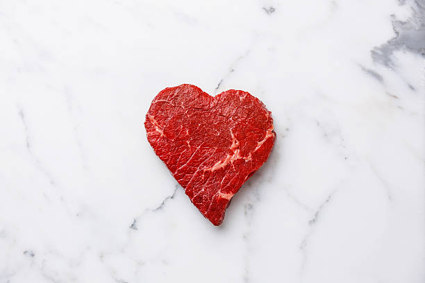 forma del cuore carne cruda - meat raw beef love foto e immagini stock
