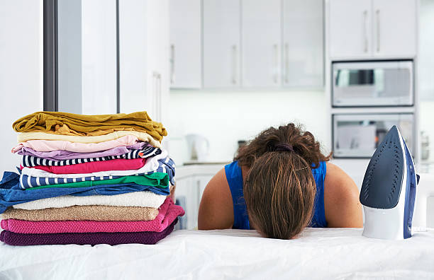 ela está sem vapor. - iron women ironing board stereotypical housewife - fotografias e filmes do acervo