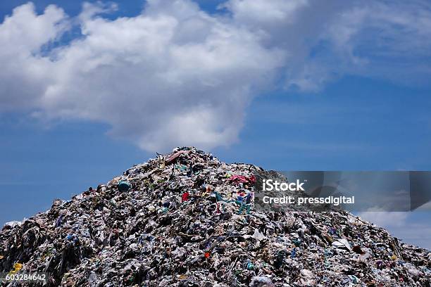 Deponie Mit Blauem Himmel Und Haufenwolken Stockfoto und mehr Bilder von Giftmülldeponie - Giftmülldeponie, Müllkippe, Plastikmaterial