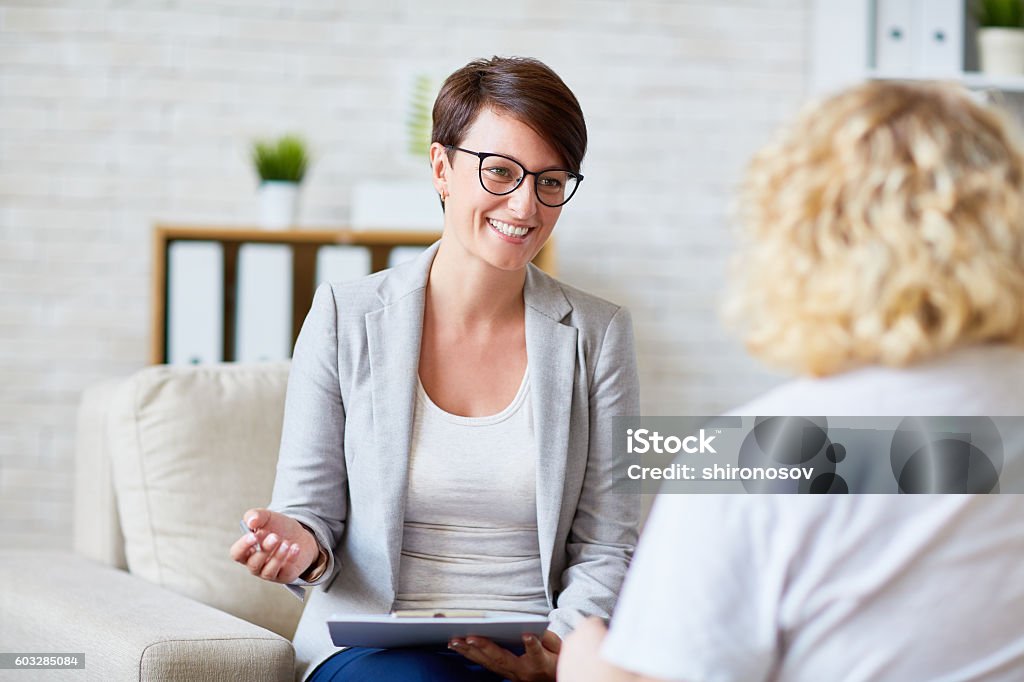 Hablando con el paciente  - Foto de stock de Profesional de salud mental libre de derechos