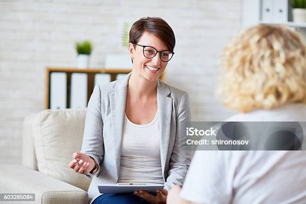 Hablando Con El Paciente Foto de stock y más banco de imágenes de Profesional de salud mental - Profesional de salud mental, Consejo, Salud mental