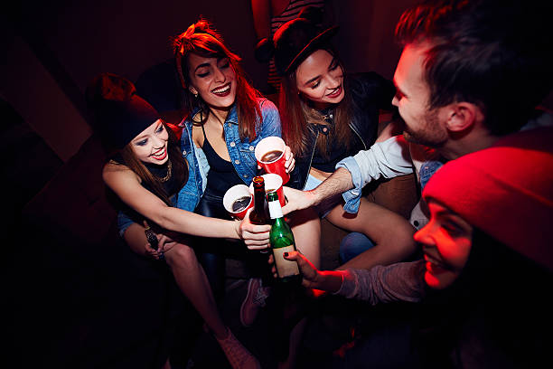 jovens garotas ficando bêbadas na festa - party nightclub night toast - fotografias e filmes do acervo