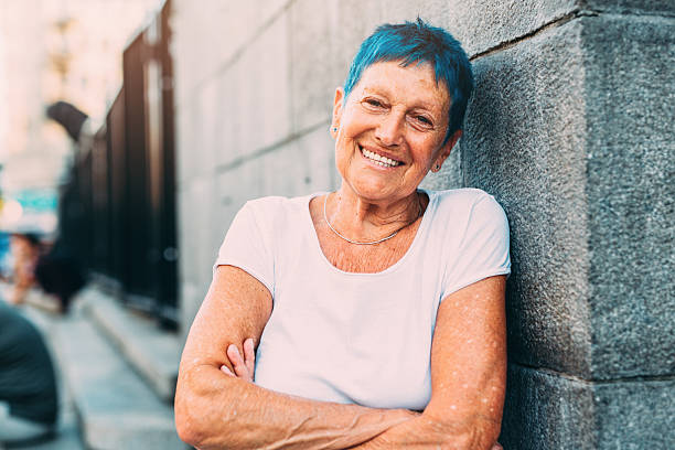 feliz mulher sênior  - blue hair - fotografias e filmes do acervo