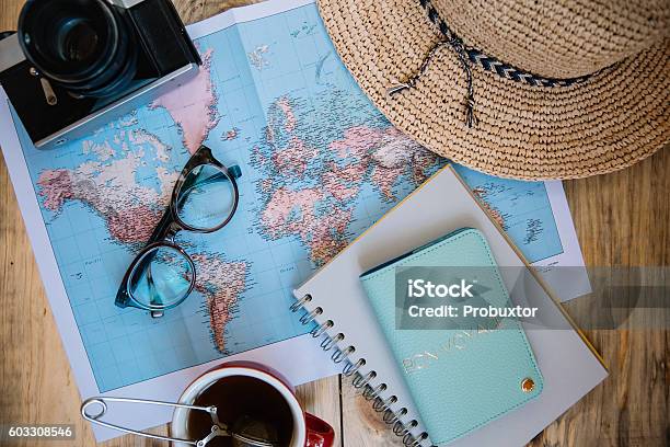 Preparativos De Viaje Esenciales Foto de stock y más banco de imágenes de Viajes - Viajes, Vacaciones - Viaje, Viaje