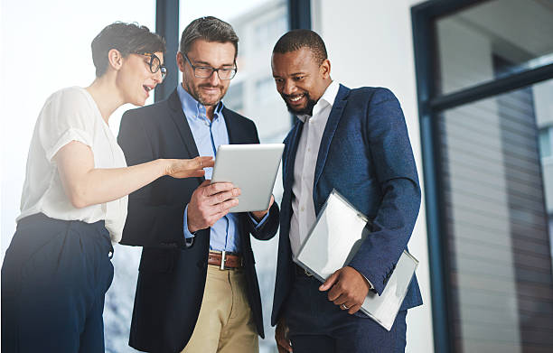 digitalizzazione delle discussioni aziendali - three people group of people standing business person foto e immagini stock