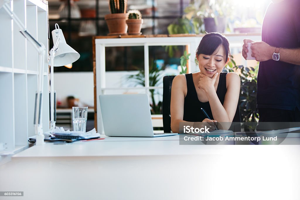 Geschäftsfrau arbeitet mit Kollegin, die - Lizenzfrei Asiatischer und Indischer Abstammung Stock-Foto