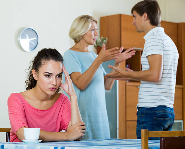 mulher jovem triste ver marido e mulher tendo uma luta - arguing senior adult conflict couple imagens e fotografias de stock