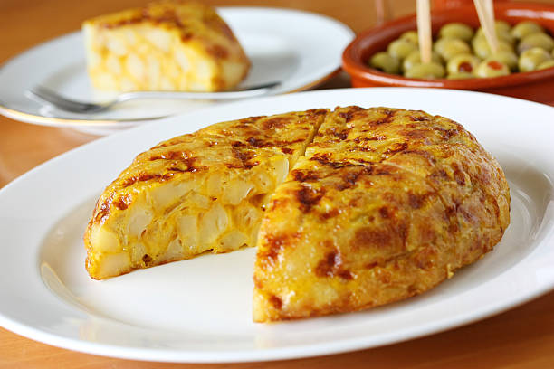 tortilla, spanisches kartoffel-omelette - spanisches omelett stock-fotos und bilder