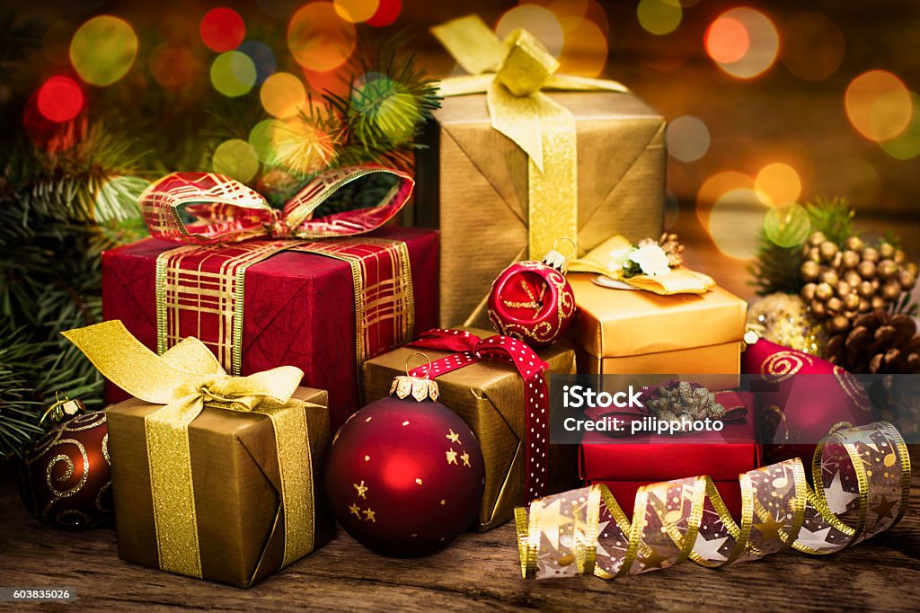 Geschenke auf dem hölzernen Hintergrund - Lizenzfrei Weihnachtsgeschenk Stock-Foto