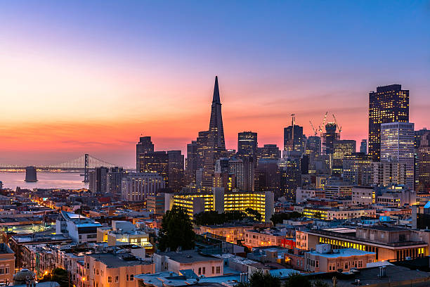 san francisco innenstadt bei sunrise - bay bridge bridge california dawn stock-fotos und bilder