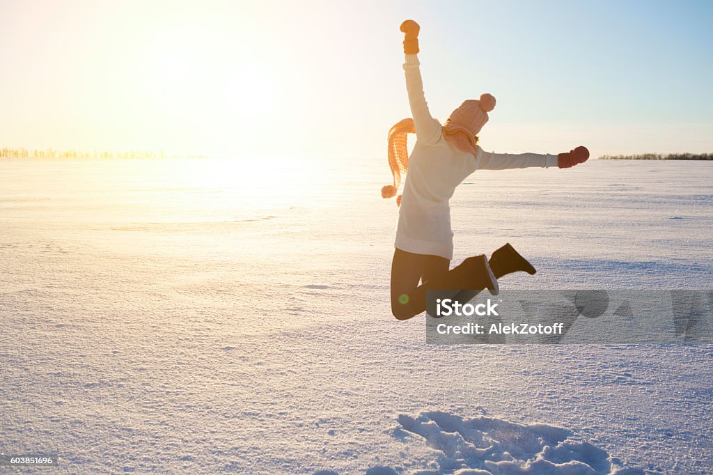 Glückliches Mädchen mit einem roten Schal auf dem Winter - Lizenzfrei Winter Stock-Foto