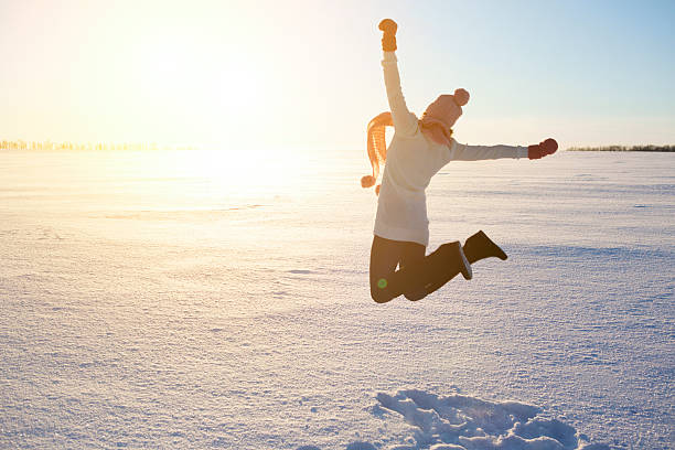 szczęśliwa dziewczyna z czerwonym szalikiem na zimę - nature wellbeing freshness healthy lifestyle zdjęcia i obrazy z banku zdjęć