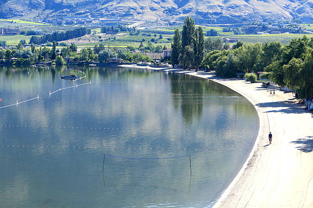 tranquilla spiaggia bianca incontaminata al mattino - lake osoyoos foto e immagini stock