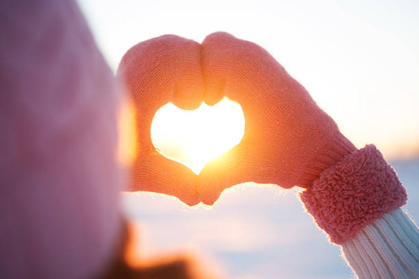 mulher as mãos em luvas de inverno coração símbolo - valentines day heart shape love child imagens e fotografias de stock