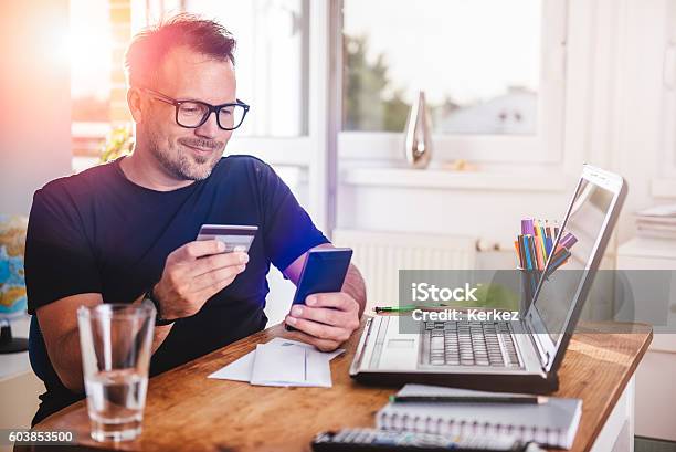 Geschäftsmann Zahlt Mit Kreditkarte Auf Dem Smartphone Stockfoto und mehr Bilder von Bankkarte