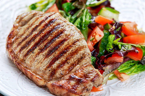 豚肉と野菜のグリル - sirloin steak baked potato beef gourmet ストックフォトと画像