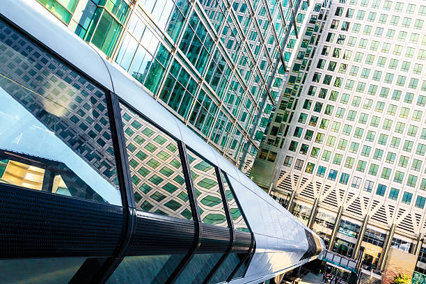 pont piétonnier de canary wharf - canary wharf railway station photos et images de collection