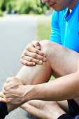 mann-mit-sportverletzung-beim-joggen-im-park-verletzt.jpg?b=1&s=170x170&k=20&c=pP7PHliPhITWNWXwk6cLS6c3fxNrTnkxzdVBmOQgeQw=