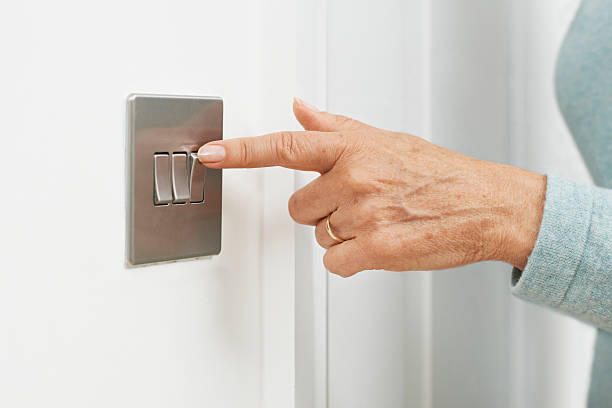라이트 스위치를 끄는 여성의 클로즈업 - switch light switch electricity human hand 뉴스 사진 이미지